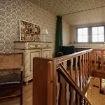 Hillside Near Coo Fall Semesterbostad