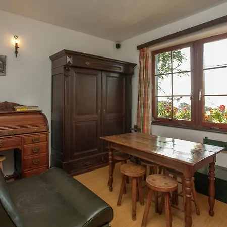 בית נופש Hillside Near Coo Fall *